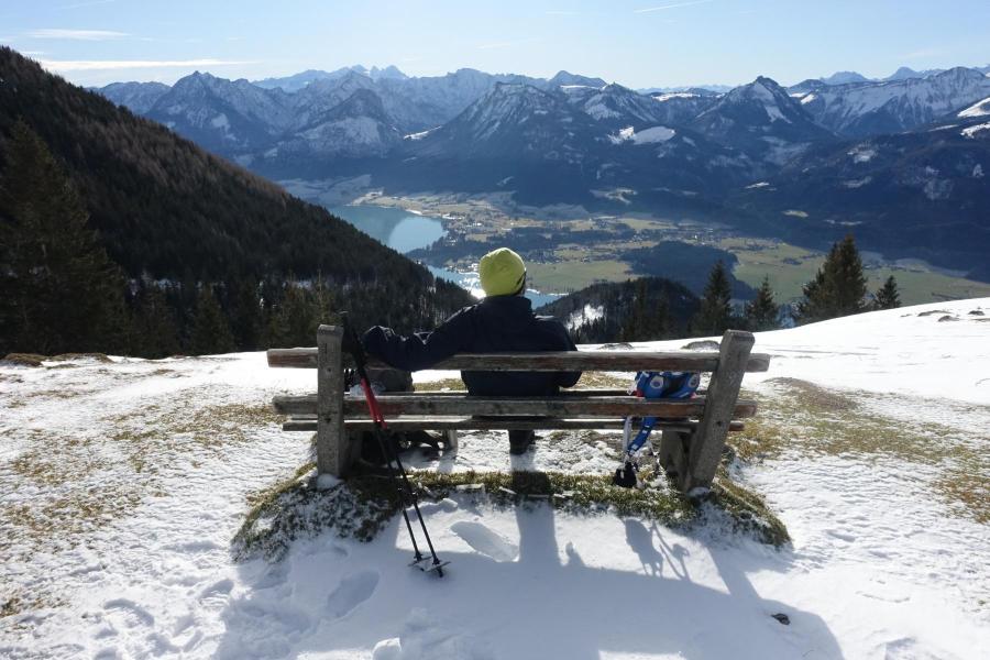 Person sitzt auf einer Bank in einer winterlichen Berglandschaft. Copyright: echtlebenswert / Fotocredits: Manfred Zieher