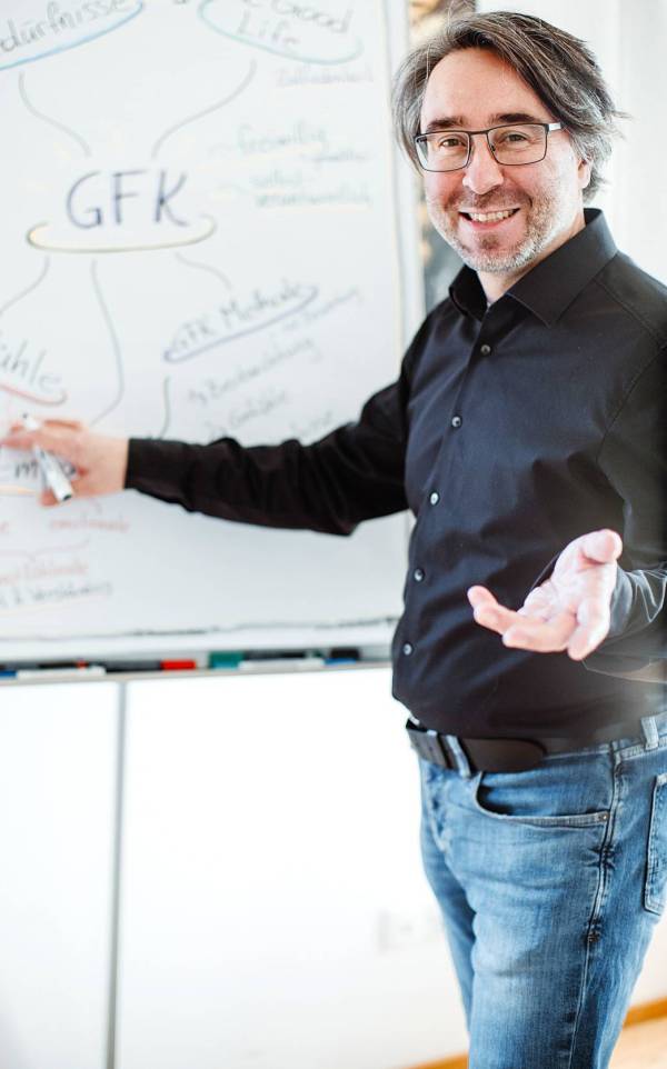 Hermann Edtmayer steht am Flipchart und erklärt Inhalte der GFK. Copyright: echtlebenswert